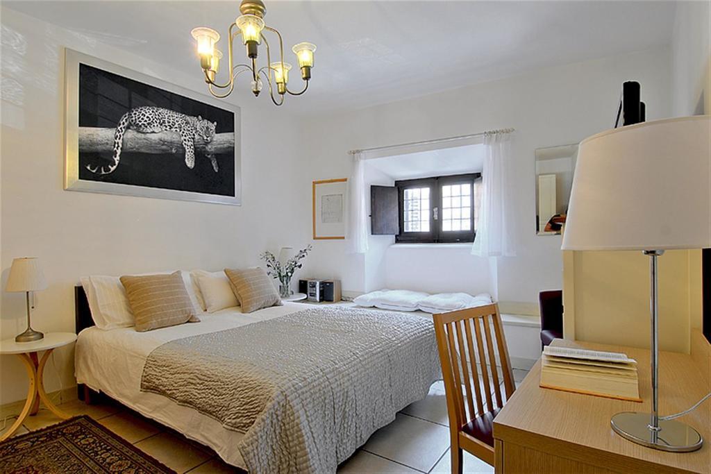 Pearl Suite Rome Room photo